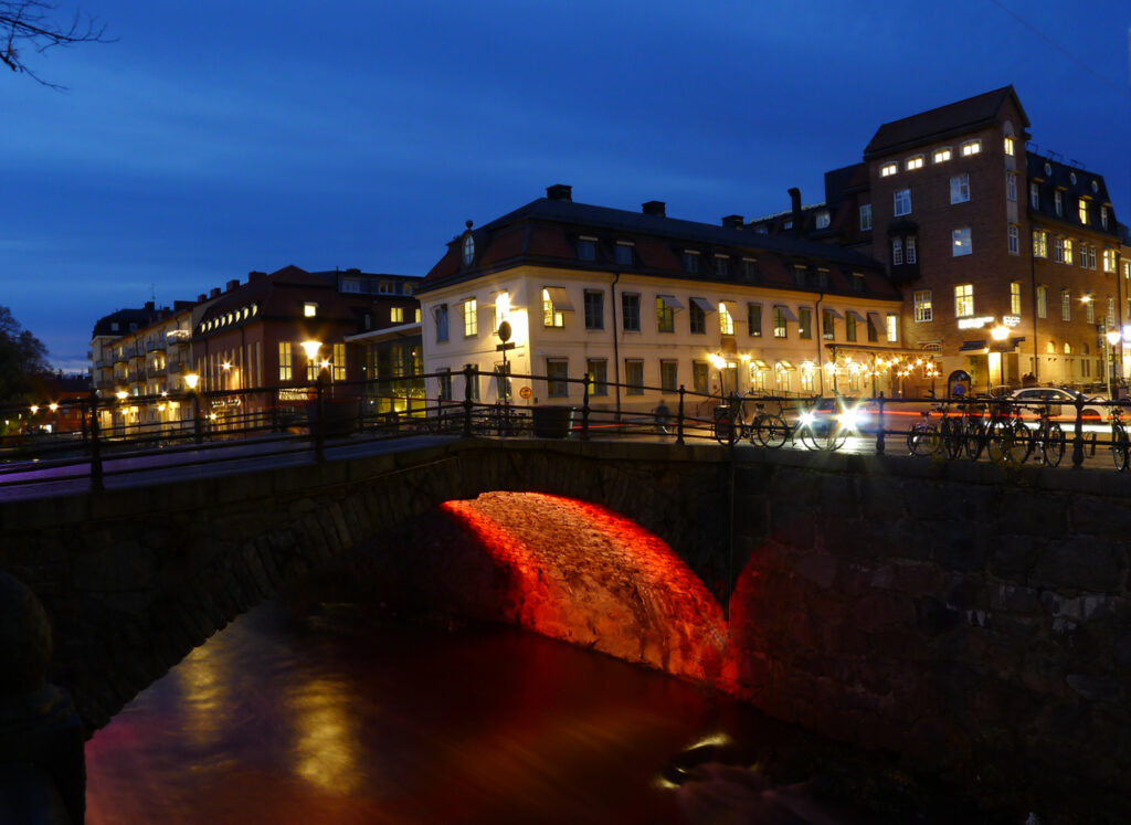Kreativ Teknik installerar ny belysning för Dombron i Uppsala efter ljusdesign av Svante Pettersson.
