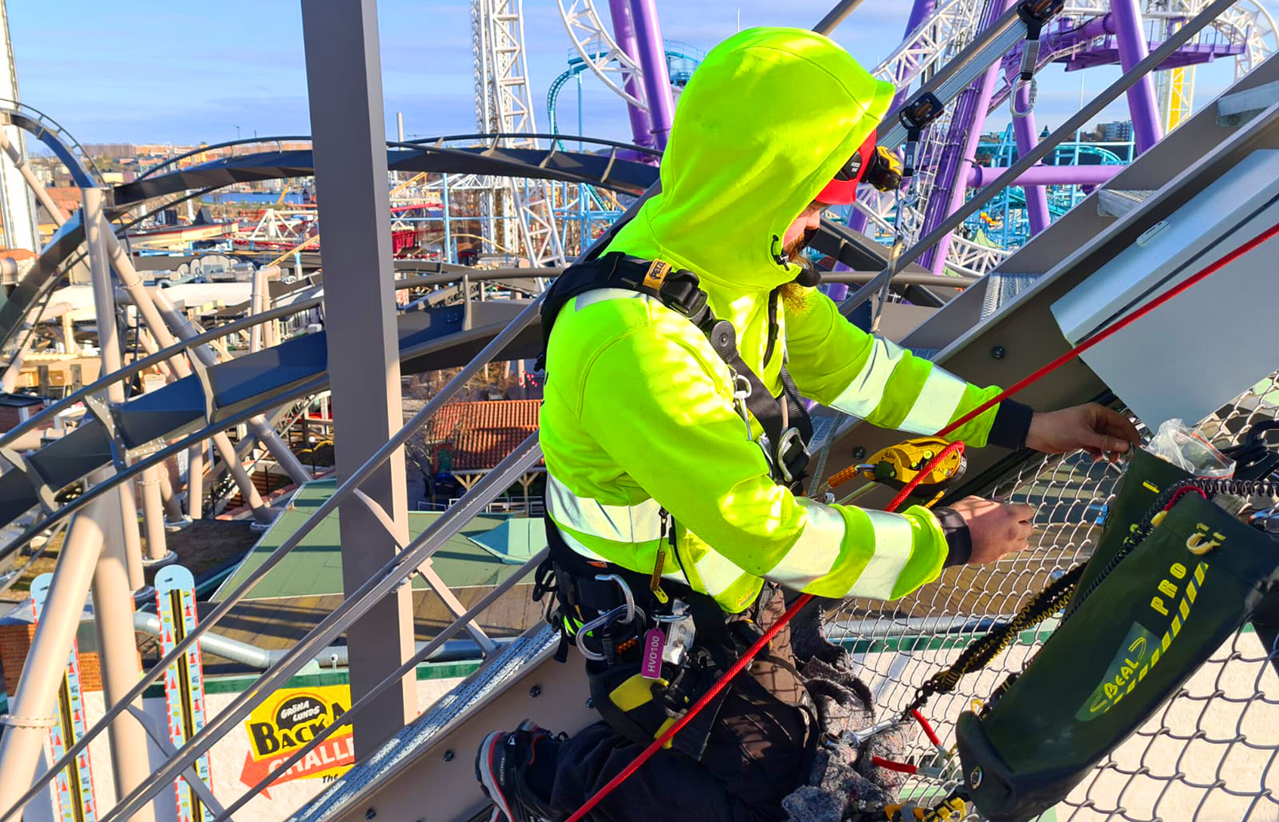 monster-gröna-lund-stockholm-nöjespark-attraktion-belysning-ljusdesign-berochdalbana-höghöjdsarbete