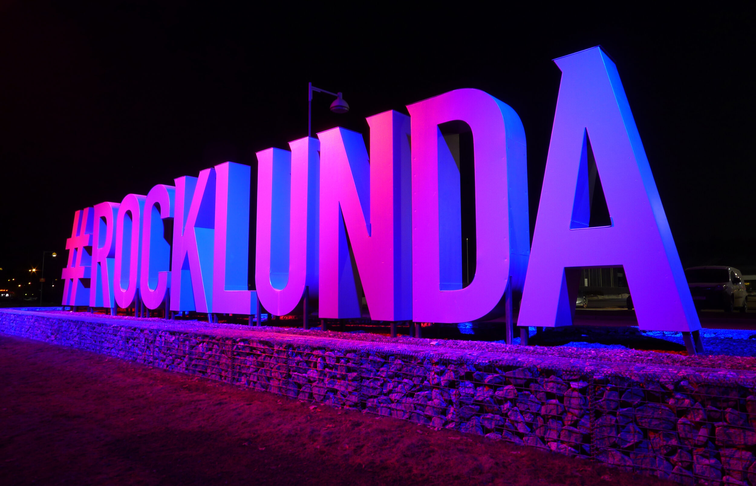 rocklunda-skylt-belysning-ljusdesign-ljussättning-svante-pettersson-kreativ-teknik-färgväxlande-ljus-RGB-skuggverkan