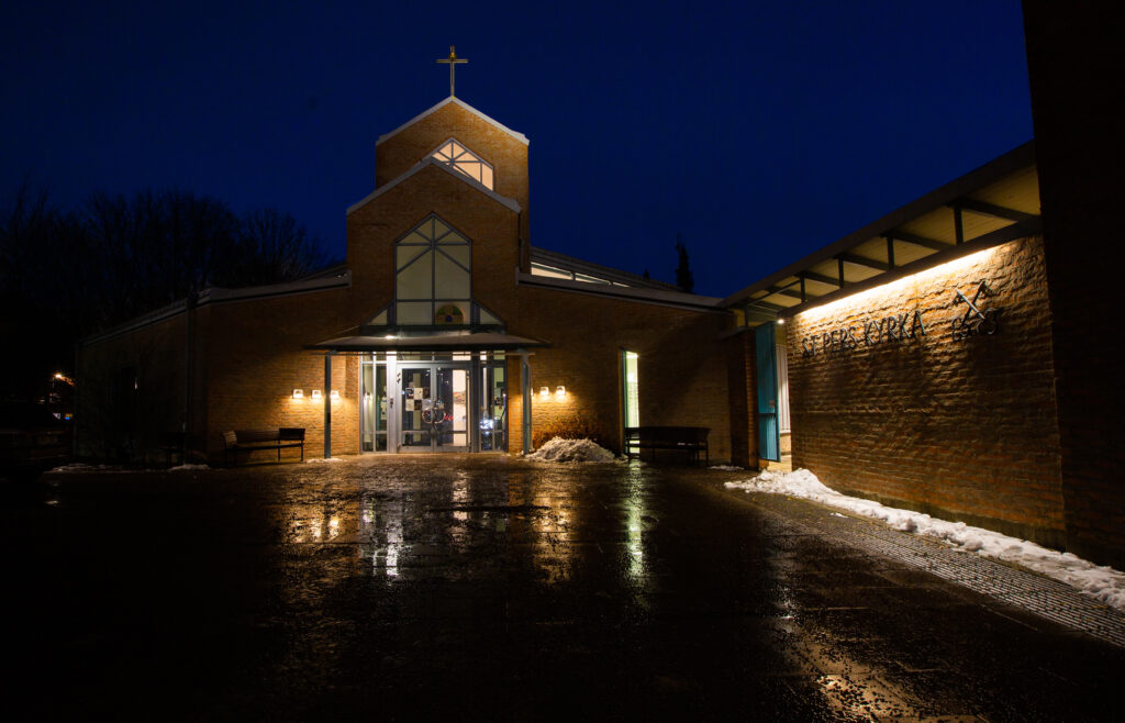 S:t-Perskyrkan-kyrka-fasadbelysning-uppsala-ljussättning-ljusdesign-fasadbelysning