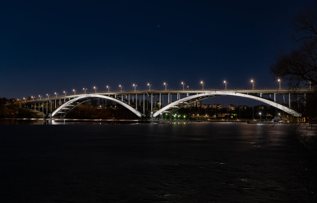 västerbron-brobelysning-stockholm-ljussättning-ljusdesign-bro-belysning