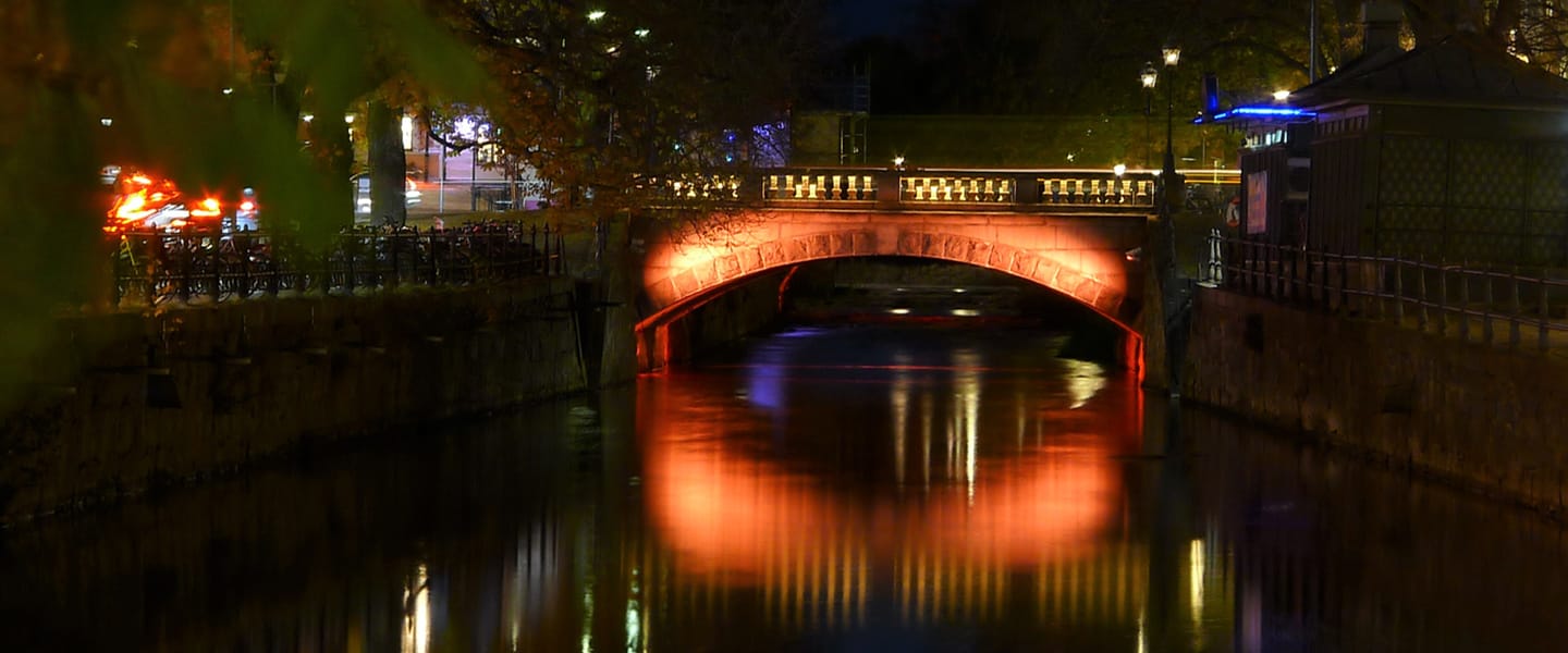 Kreativ Teknik installerar ny ljussättning och brobelysning åt ljusdesigner Svante Pettersson på bron Nybron i Uppsala.