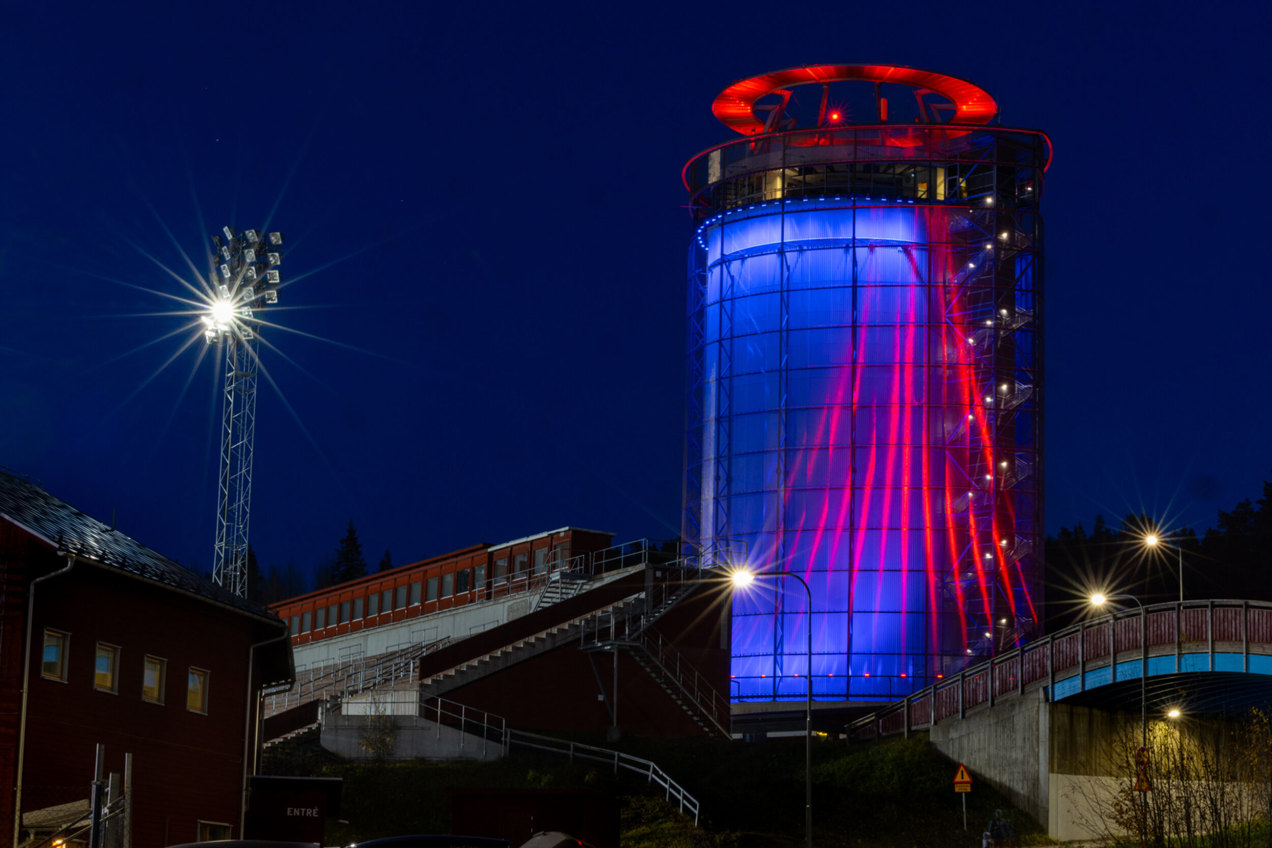 arctura-kreativ-teknik-konstverk-ljuskonstverk-ljusinstallation-östersund-philips-signify-colorblast-fasadbelysning-ljussättning-belysning