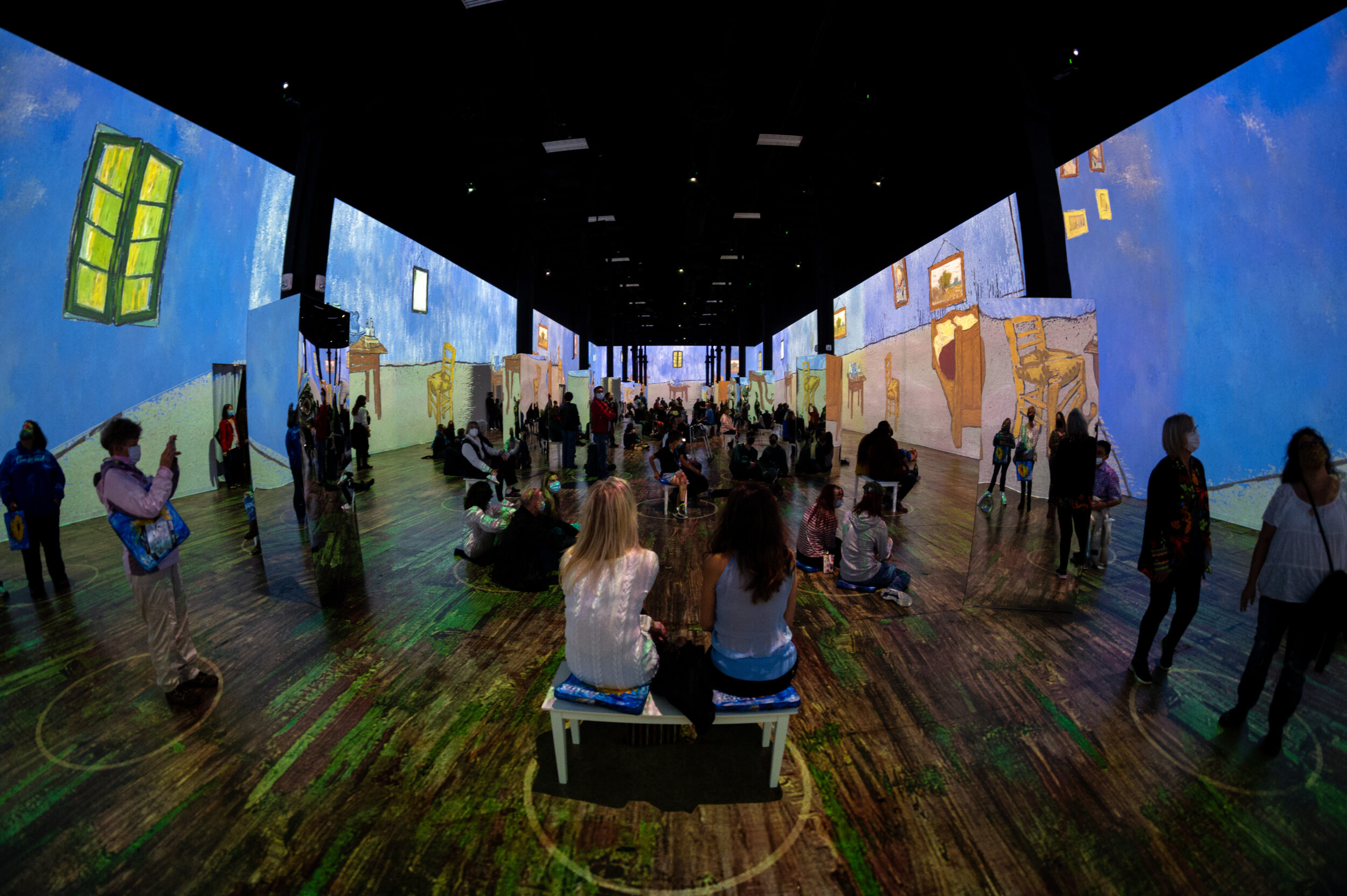 kreativ-teknik-immersive-room-teknik-upplevelse-total-belysning-ljus-ljud-bild-styrteknik
