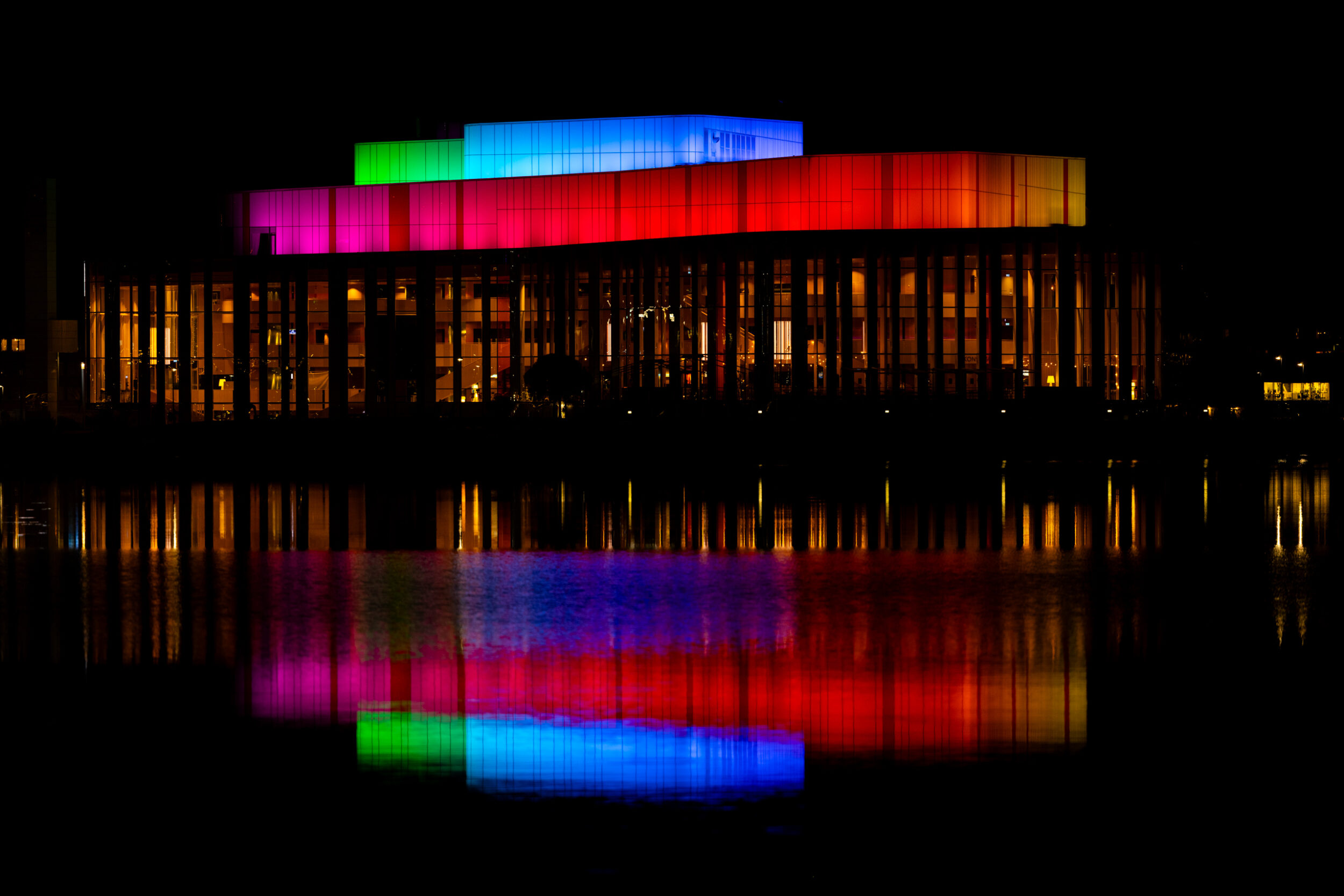 kreativ-teknik-kulturhuset-spira-fasadbelysning-ljussättning-ljusdesign-elektrobyrån-styrteknik-jönköping-signify-colorkinetics