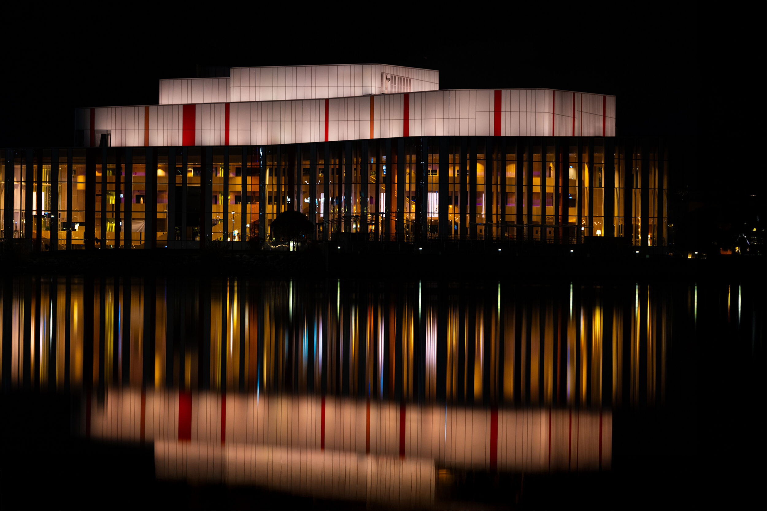 kreativ-teknik-kulturhuset-spira-fasadbelysning-ljussättning-ljusdesign-elektrobyrån-styrteknik-jönköping-signify-colorkinetics