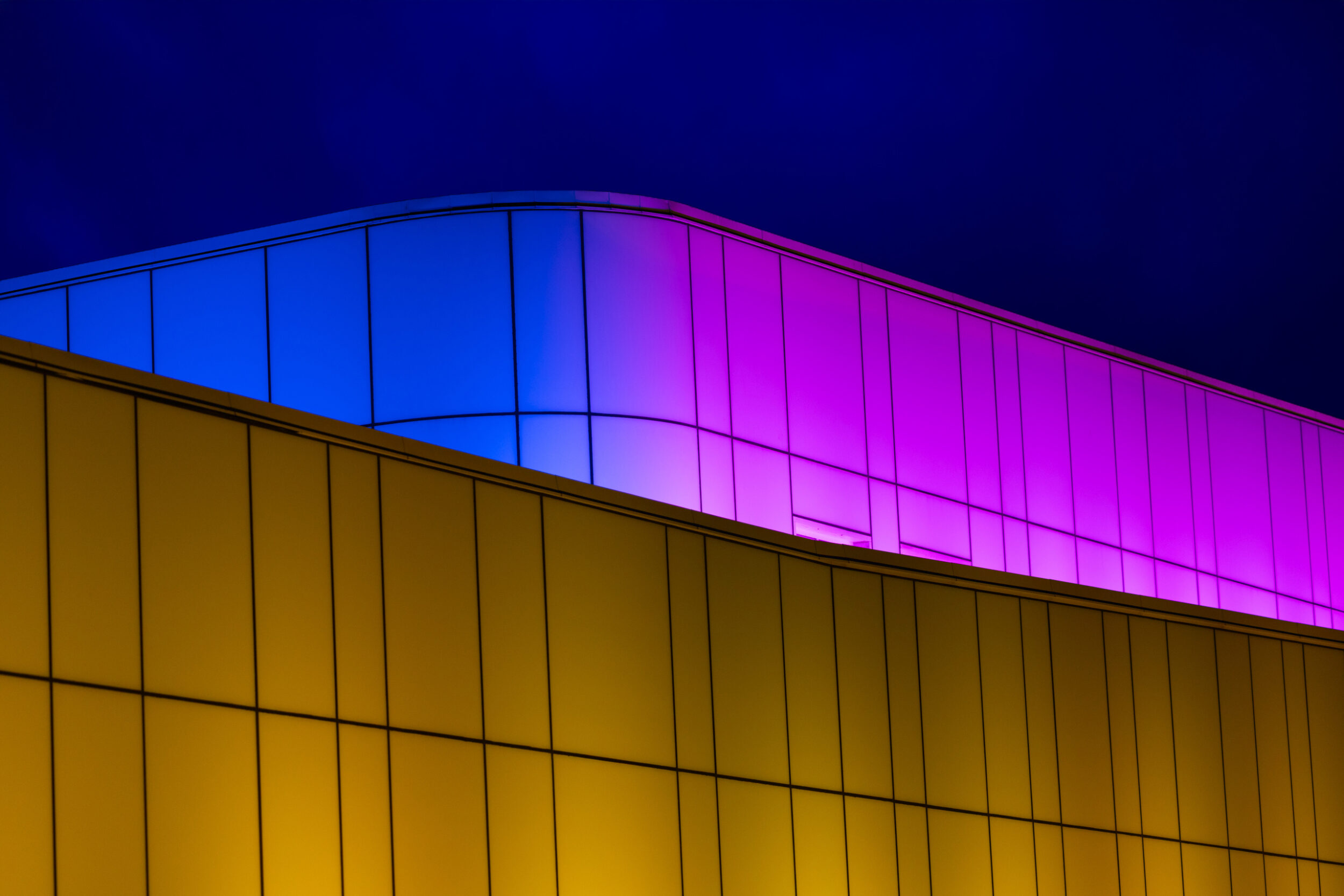 kreativ-teknik-kulturhuset-spira-fasadbelysning-ljussättning-ljusdesign-elektrobyrån-styrteknik-jönköping-signify-colorkinetics