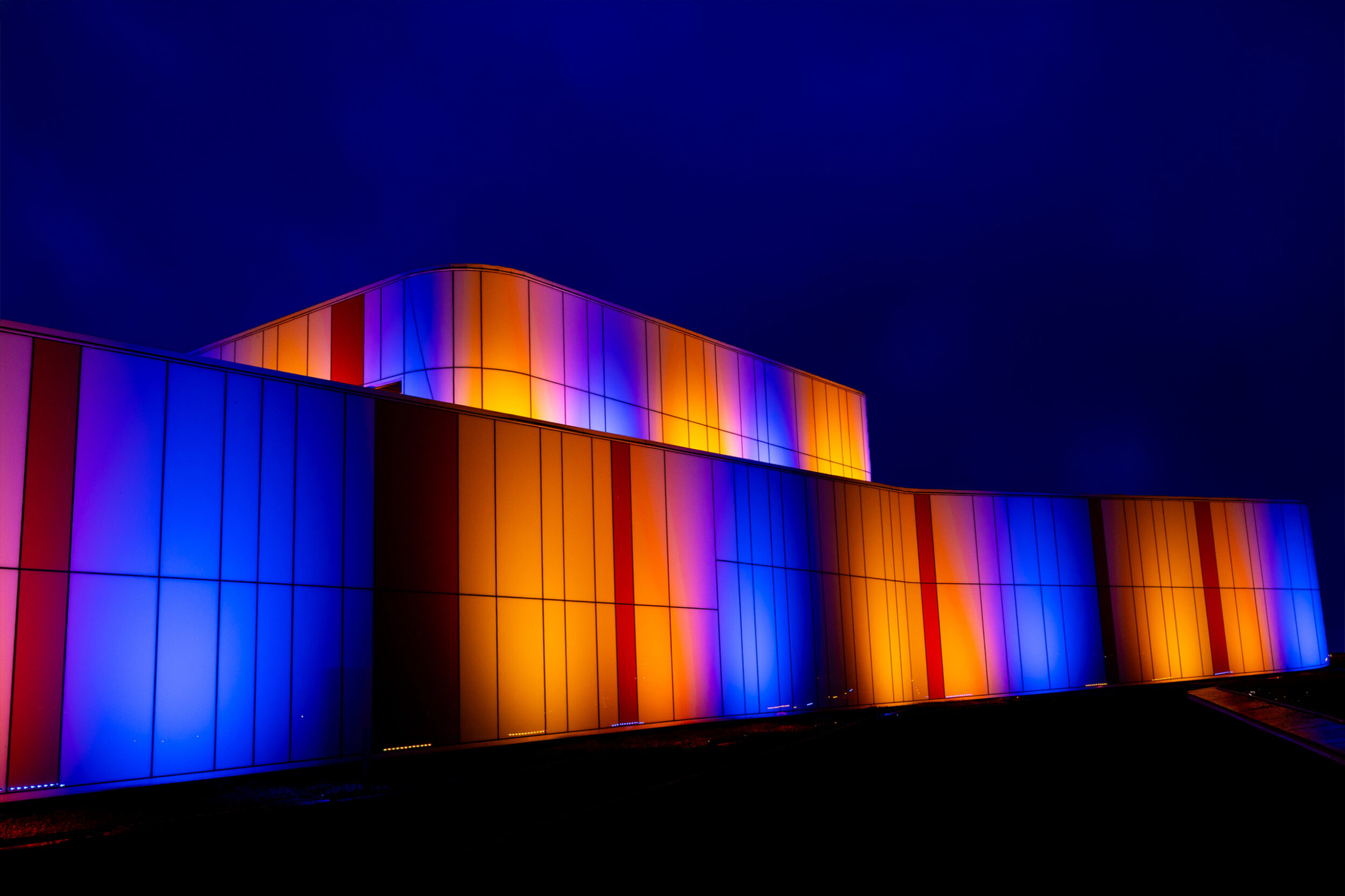 kreativ-teknik-kulturhuset-spira-fasadbelysning-ljussättning-ljusdesign-elektrobyrån-styrteknik-jönköping-signify-colorkinetics