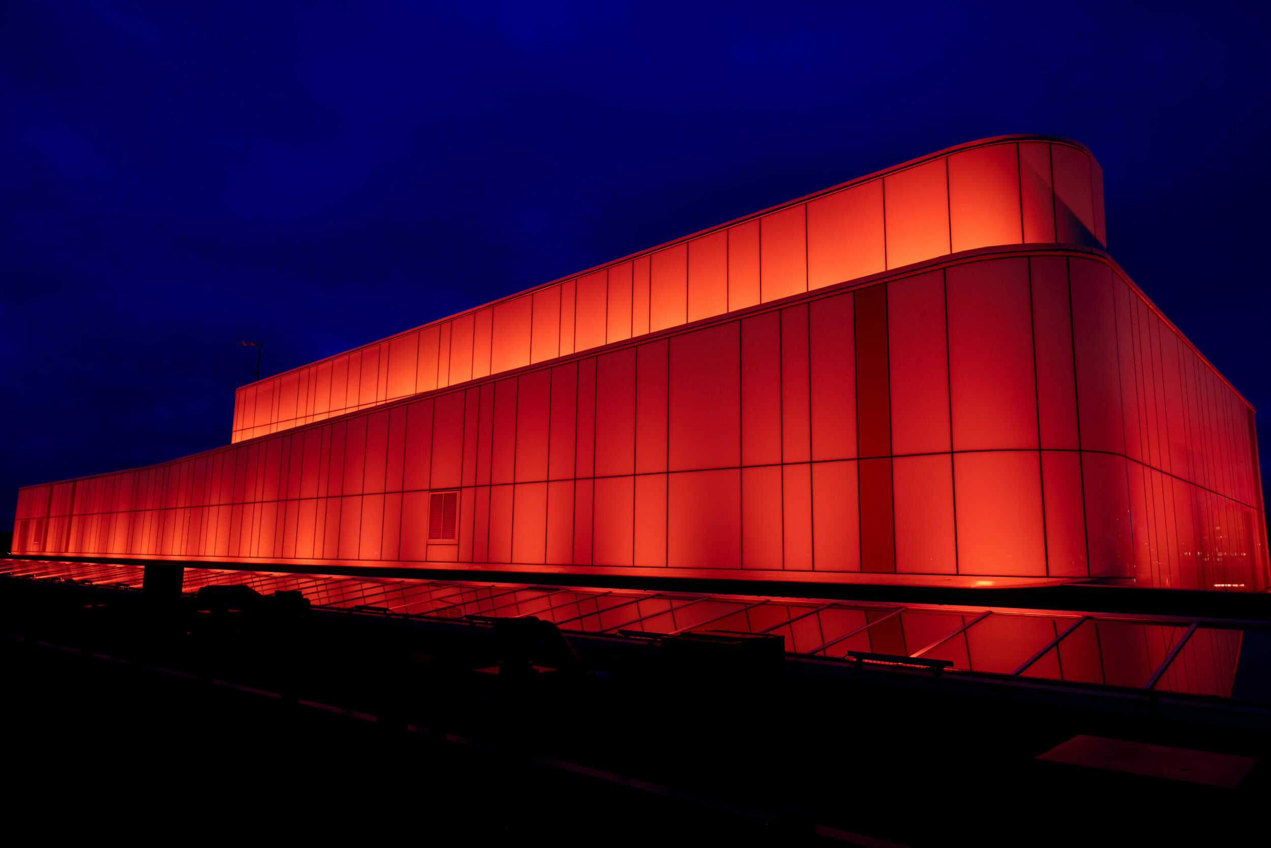 kreativ-teknik-kulturhuset-spira-fasadbelysning-ljussättning-ljusdesign-elektrobyrån-styrteknik-jönköping-signify-colorkinetics