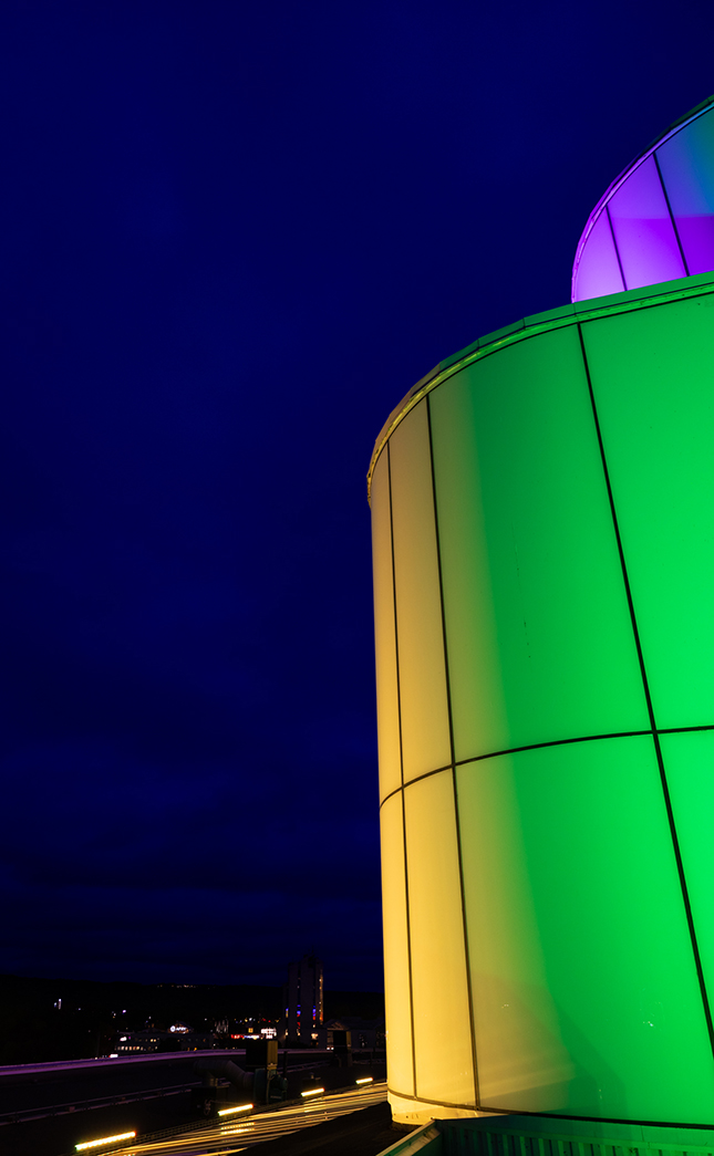 kreativ-teknik-kulturhuset-spira-fasadbelysning-ljussättning-ljusdesign-elektrobyrån-styrteknik-jönköping-signify-colorkinetics